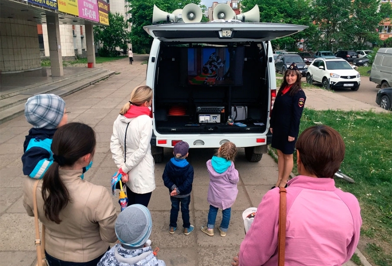 На улицах Кирова проходят видеоуроки по дорожной безопасности