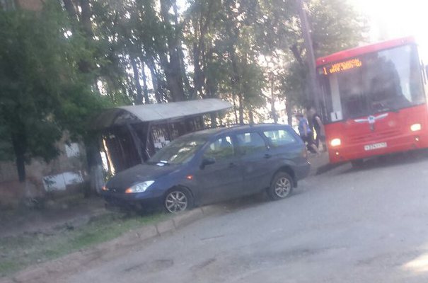 В Кирове водитель иномарки врезался в остановку и скрылся