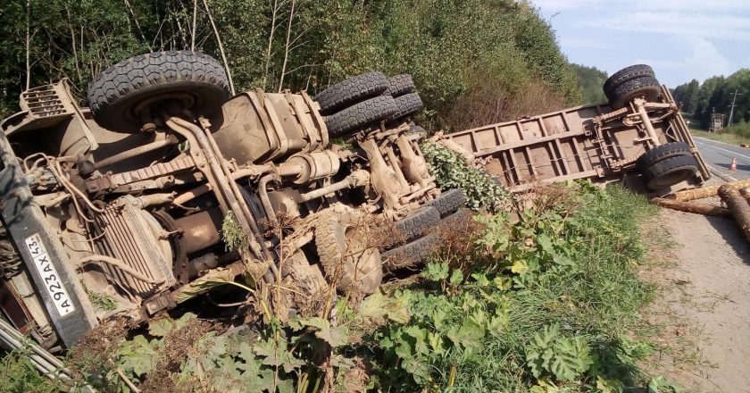 В Слободском районе улетел в кювет КамАЗ с прицепом