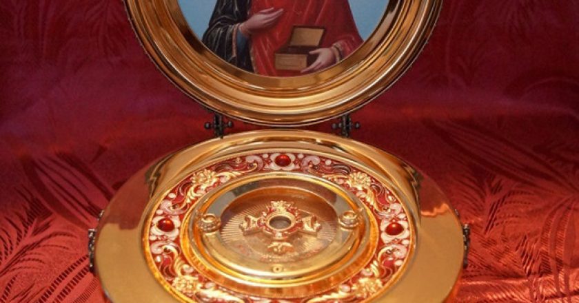 В Успенский кафедральный собор прибывает ковчег с мощами великомученика и целителя Пантелеимона