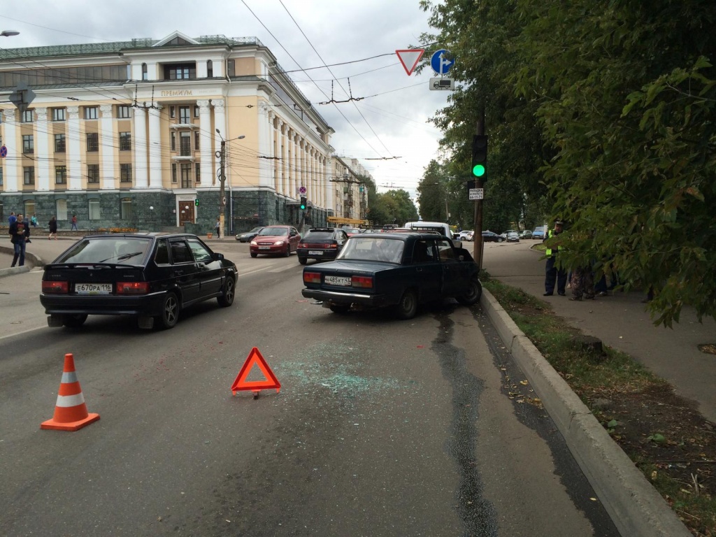 ДТП в Кирове: на Карла Маркса столкнулись три машины