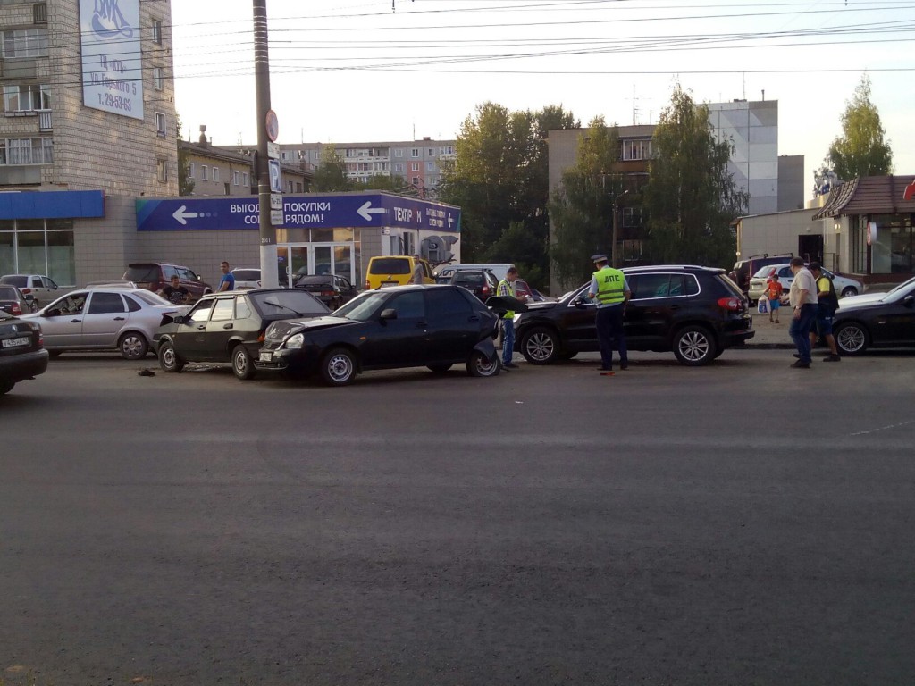 На Московской из-за хорошего асфальта произошло массовое ДТП