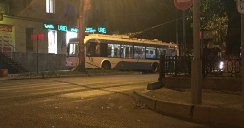 На Октябрьском проспекте троллейбус без водителя съехал с дороги