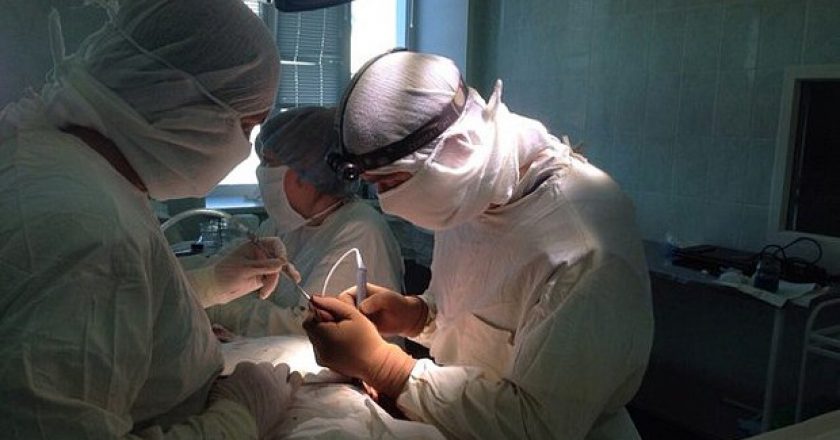 Кировские хирурги пересадили женщине лоскут кожи со спины на руку