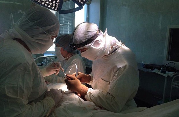 Кировские хирурги пересадили женщине лоскут кожи со спины на руку