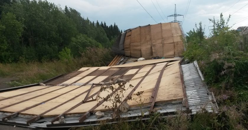 В Кирове во время грозы сорвало крыши с 12 гаражей