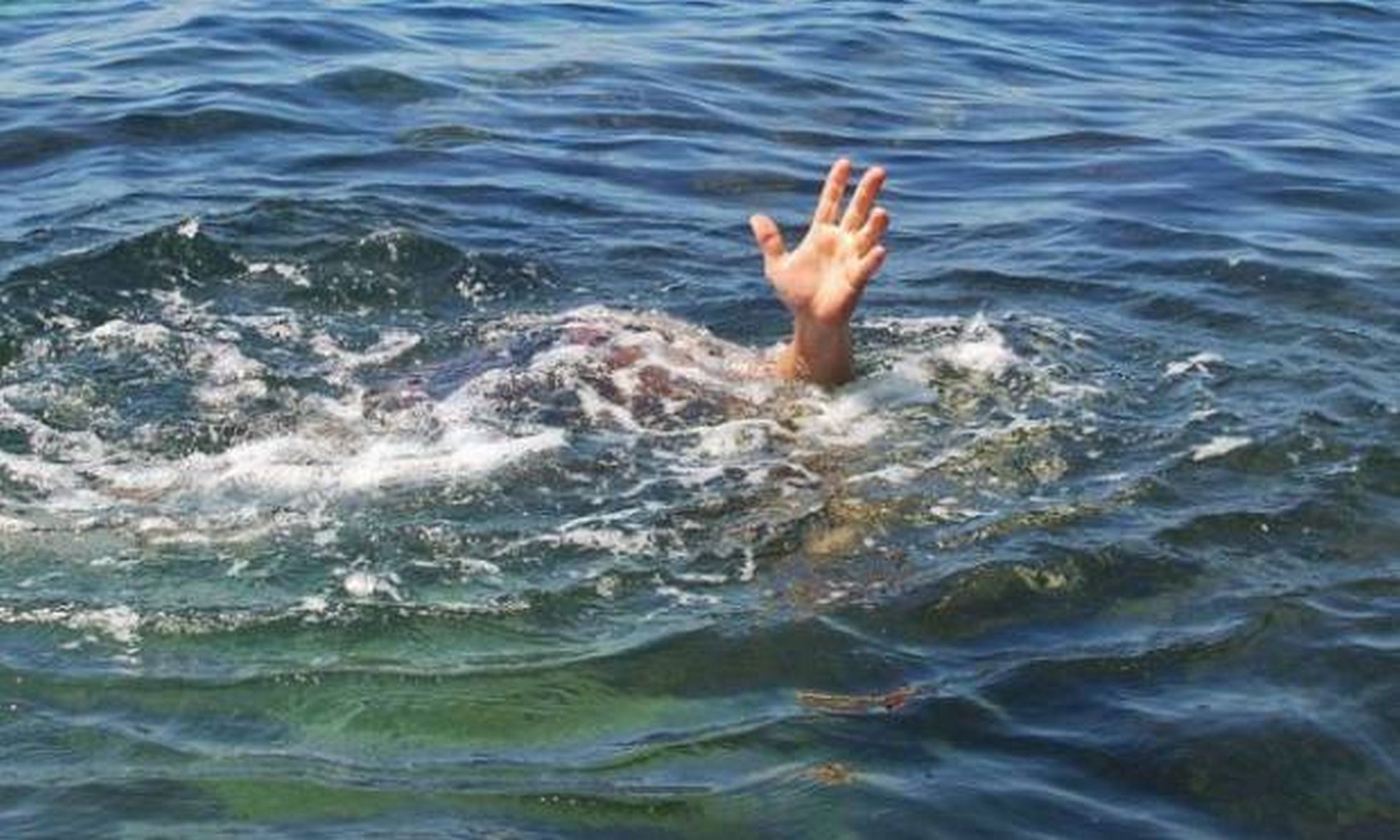 Спасти утонувшего ребенка. Тонущий человек. Человек тонет в море.