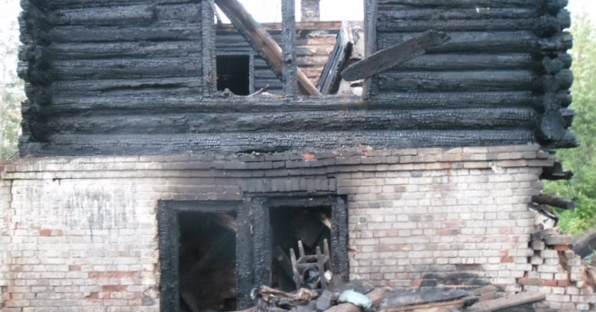 В Кирове неизвестные подожгли два дома на улице Казанской