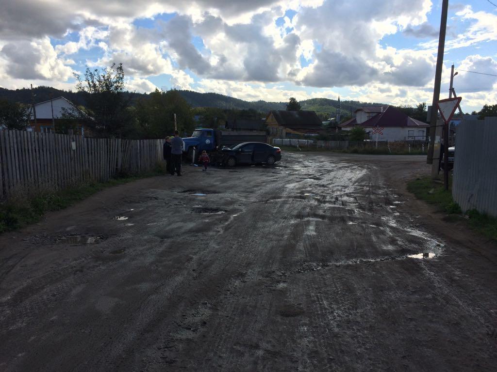 В Вятскополянском районе пьяный водитель иномарки врезался в грузовик