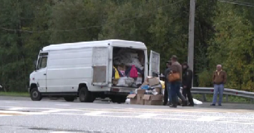 Кировскими полицейскими остановлен фургон с грузом контрафактного товара
