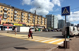 Специалисты муниципалитета ведут работу по дополнительному освещению пешеходных переходов в городе Кирове
