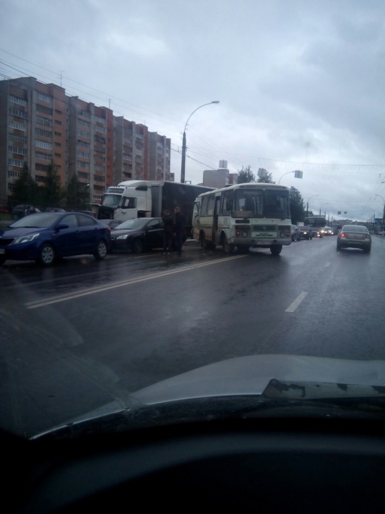 В Кирове произошло серьезное ДТП на Московской