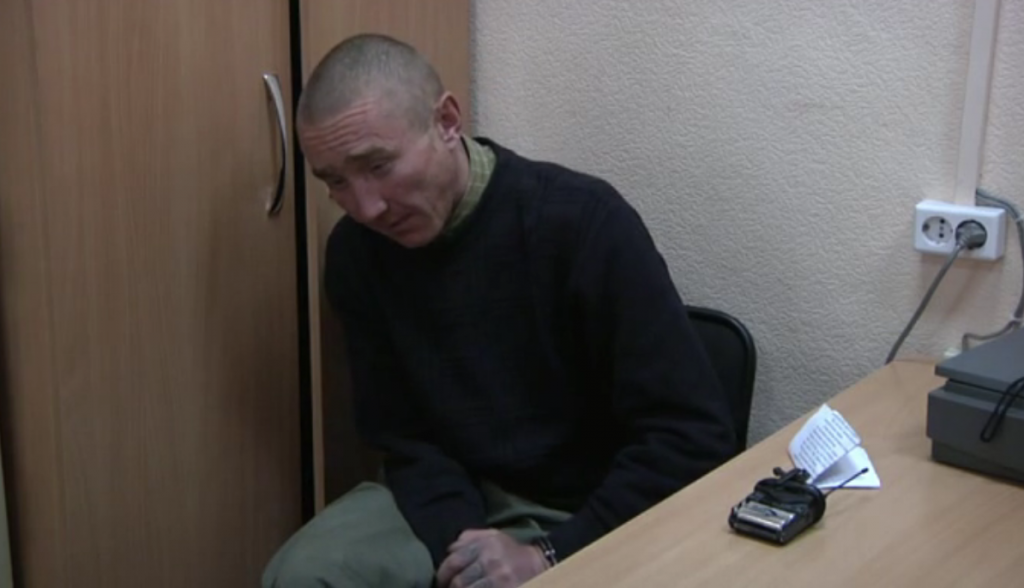 Кировским полицейским пришлось угрожать пистолетом мужчине с ножом