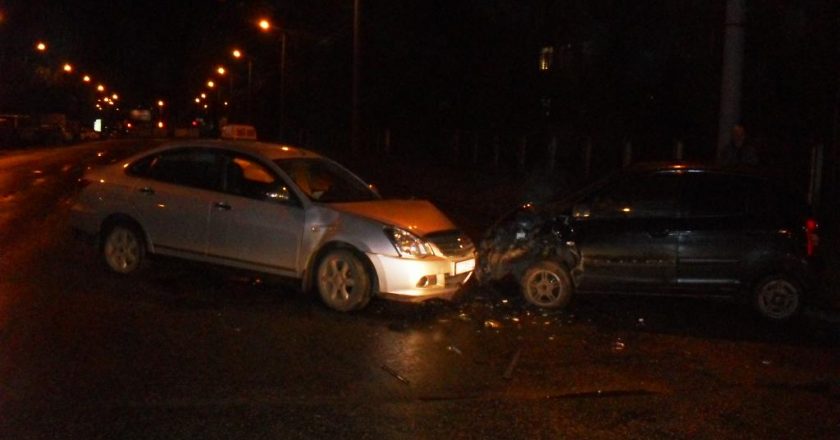 На проспекте Строителей таксист врезался в Kia: два человека пострадали