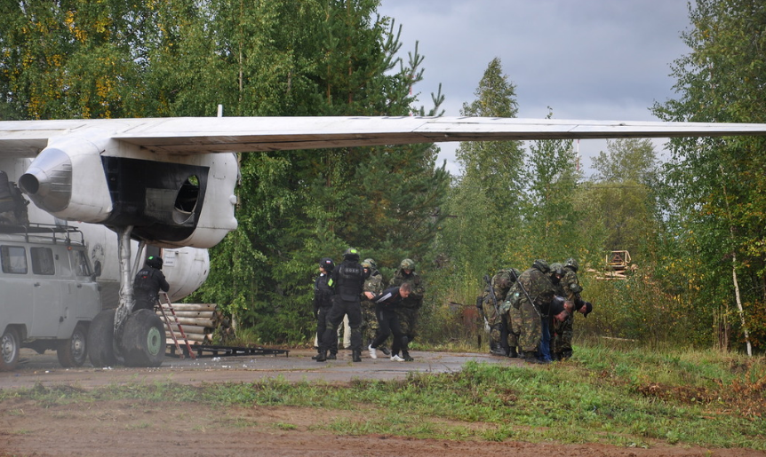 Условных террористов, «захвативших» самолет, обезвредили в ходе учений в аэропорту в Кирове