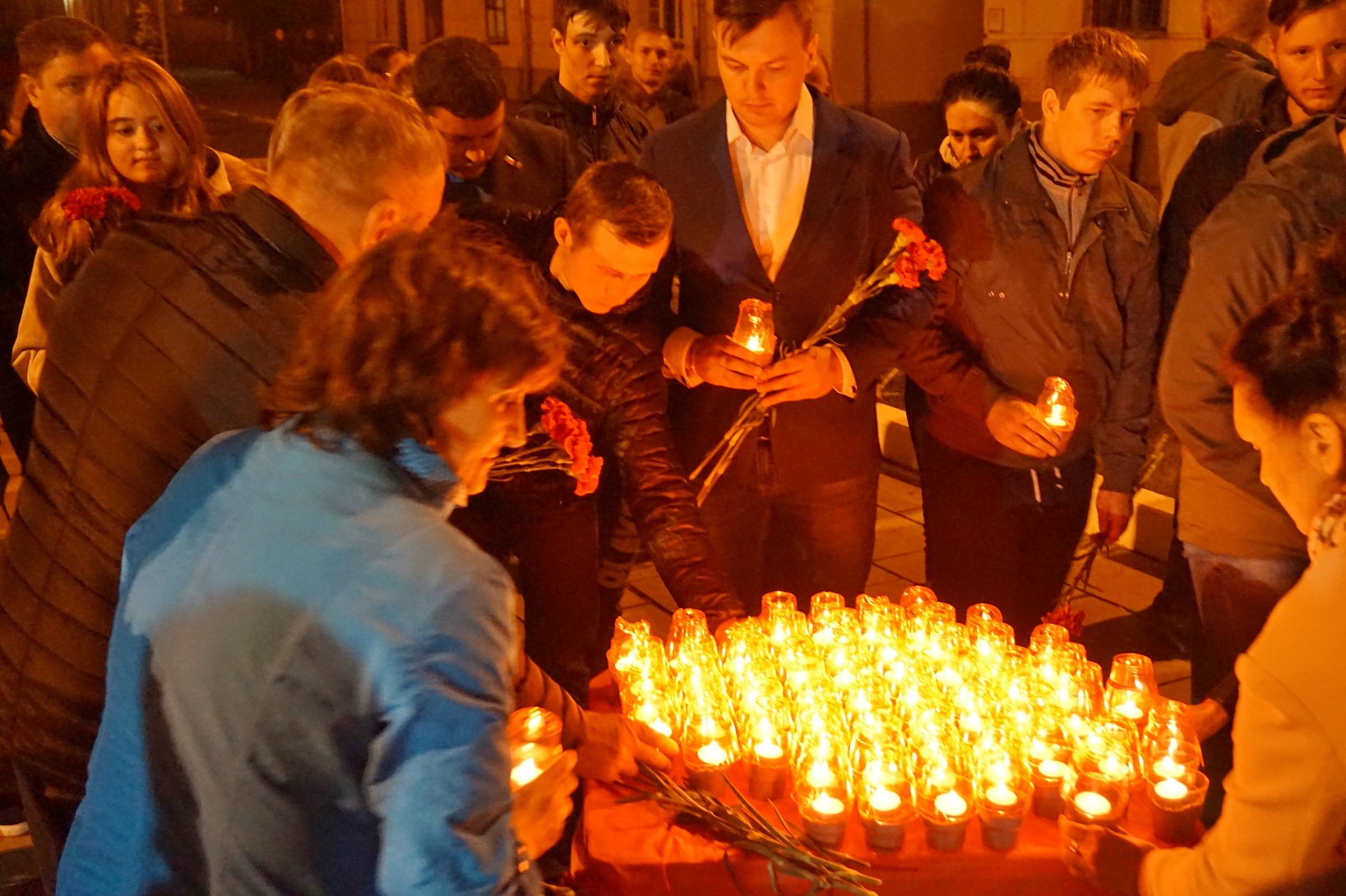 Свеча памяти молодогвардейцам. Свеча памяти Беслан. Шаман песня в память погибших в теракте