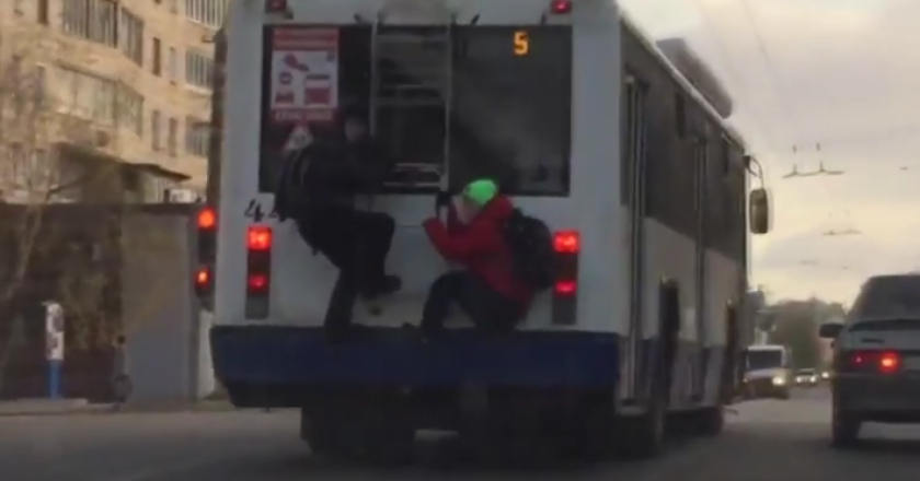 В Кирове школьники, прокатившиеся на лестнице троллейбуса, попали на видео