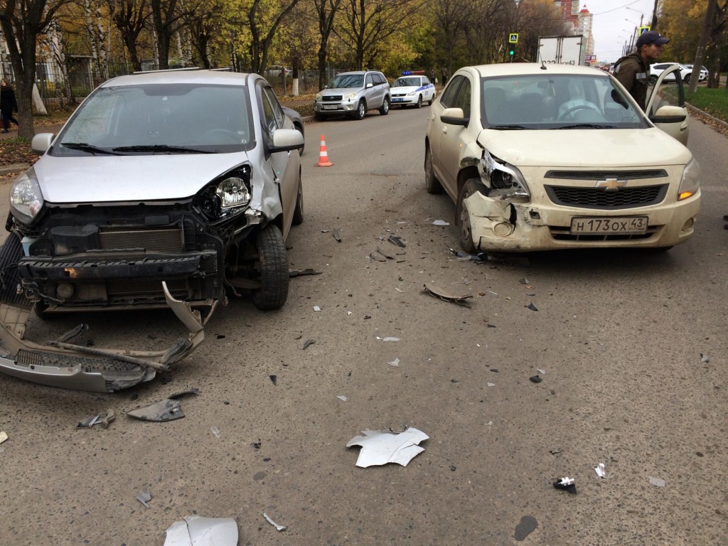 В Кирове столкнулись две автоледи