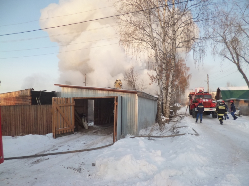 В Кирове из объятого огнем дома родители вынесли 8-месячного малыша