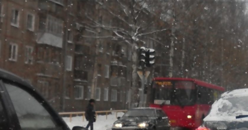 вторые сутки не работает светофор в Кирове