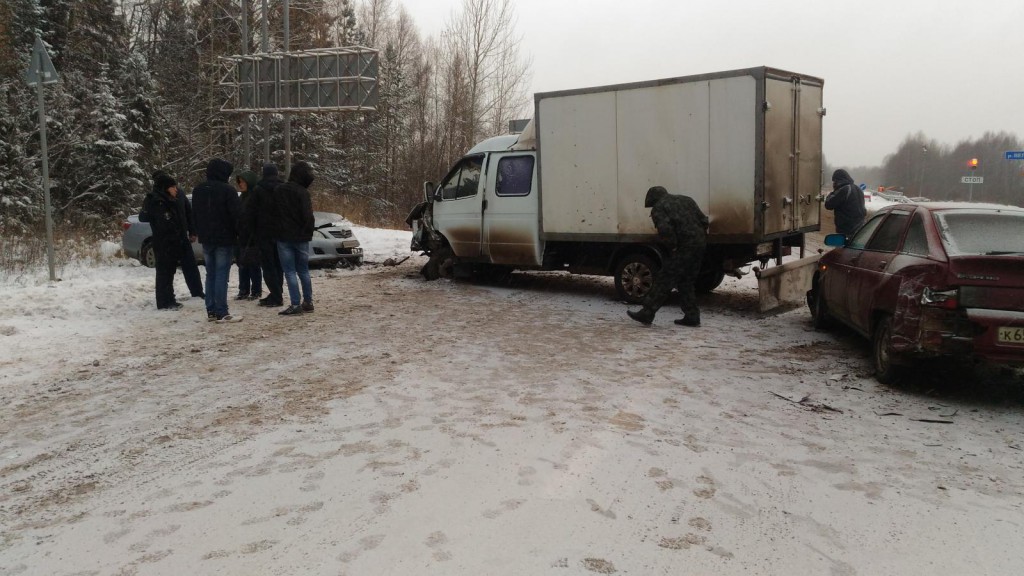 В Юрьянском районе на трассе «Вятка» столкнулись четыре автомобиля