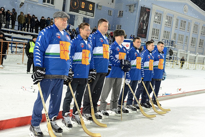 Команда Правительства вышла на лёд с кировской «Родиной»