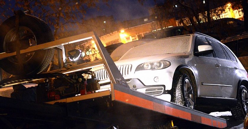 Судебные приставы арестовали у кировчанина BMW X5 за долги