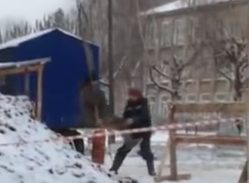 В Кирове рабочие устроили качели на ковше экскаватора