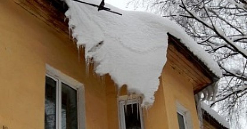 Кировчан просят сообщать о неубранном с крыш снеге‍