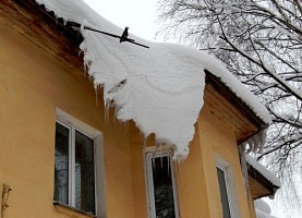 Кировчан просят сообщать о неубранном с крыш снеге‍