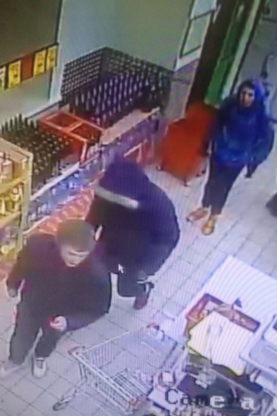 В Кирове ищут троих парней, укравших алкоголь из магазина
