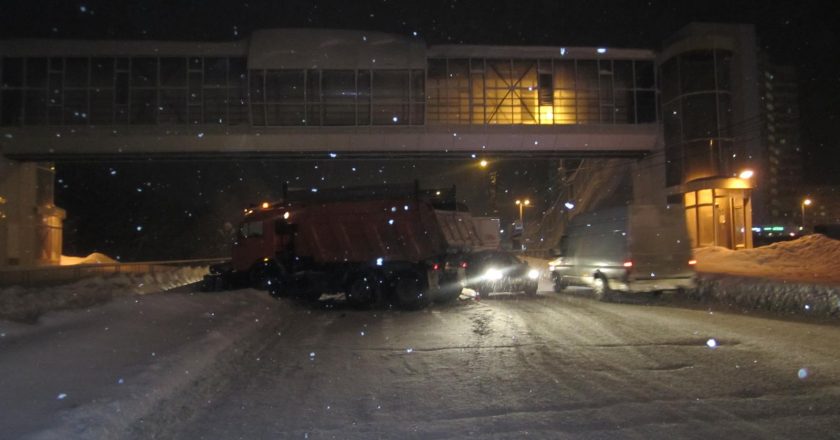 В Кирове Volkswagen врезался в снегоуборщик