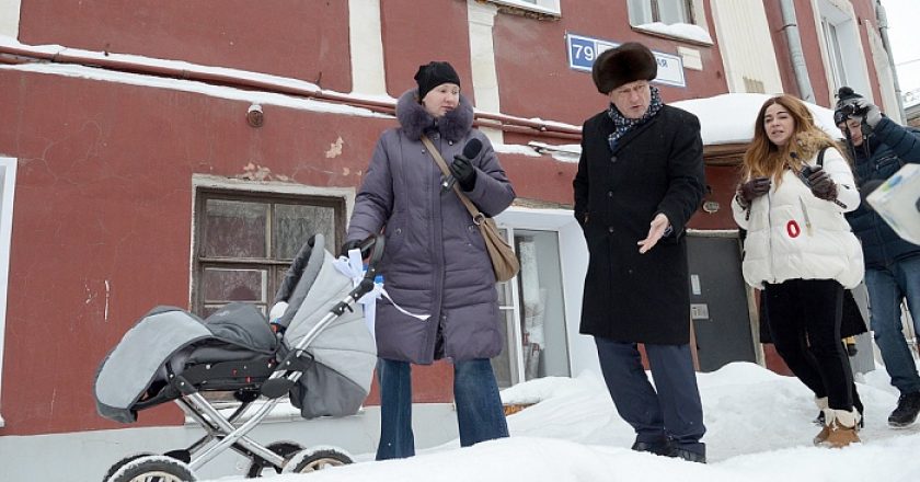 В рейд по кировским дворам Игорь Васильев взял соль и детскую коляску