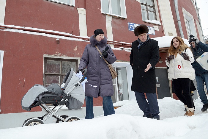 В рейд по кировским дворам Игорь Васильев взял соль и детскую коляску