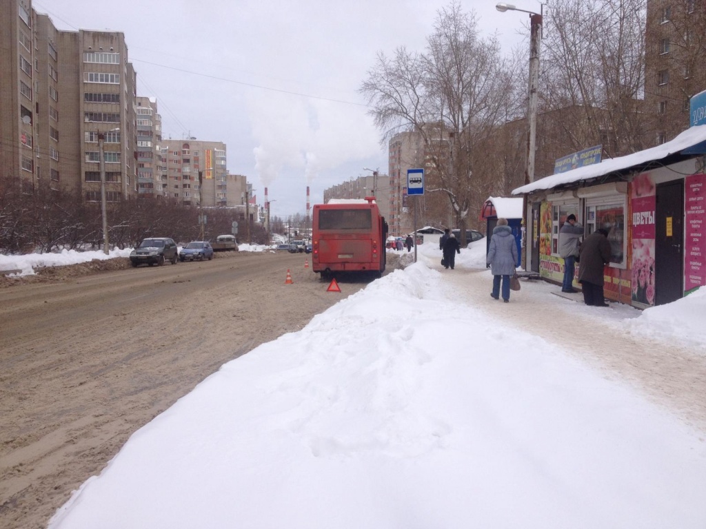 В Кирове пенсионерка упала в резко остановившемся автобусе