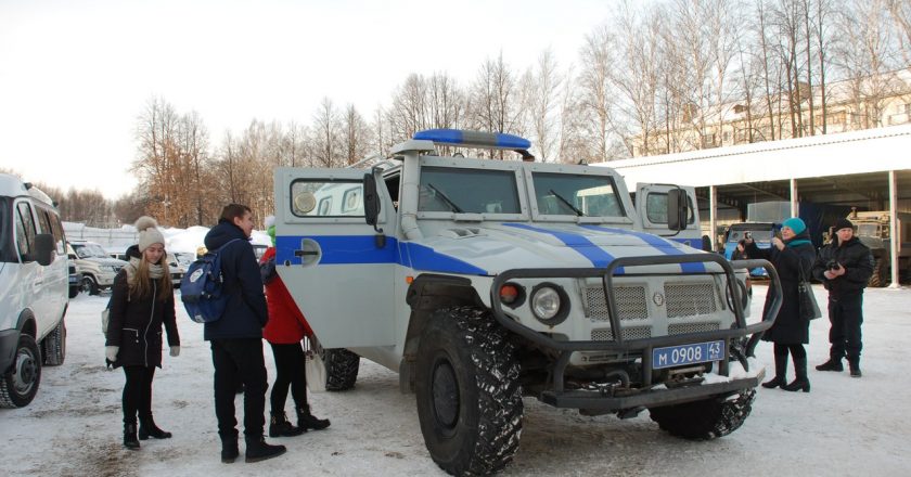 Сотрудники кировского ОМОНа провели для школьников «Урок мужества»