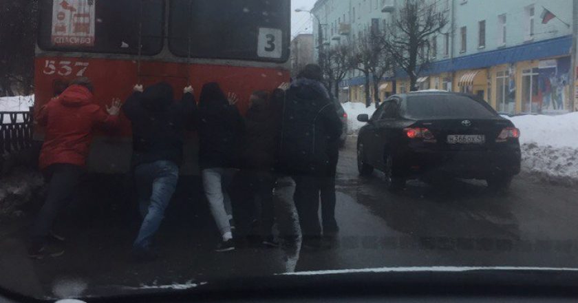 На Октябрьском проспекте пассажиры толкали троллейбус 3 маршрута‍