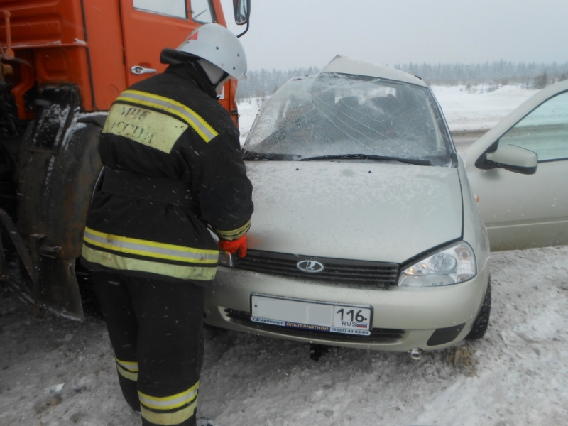 В Омутнинске «Калина» врезалась в КамАЗ: водитель госпитализирован