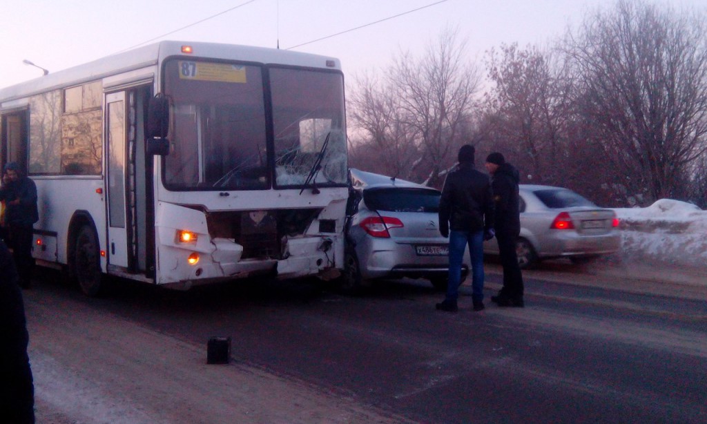 Сегодня в Кирове столкнулись пассажирский автобус и легковушка