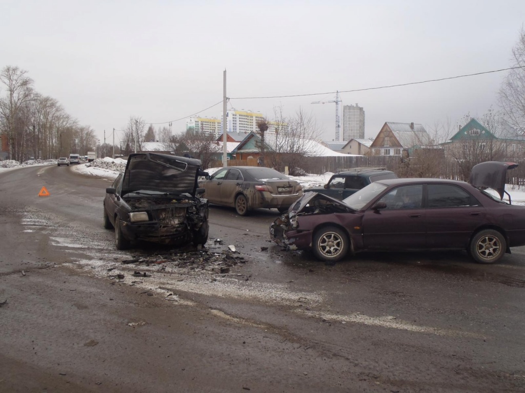 В Кирове женщина на «Мазде» врезалась сразу в два автомобиля