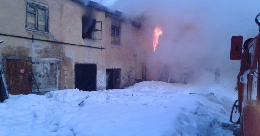 В Кирове полицейские спасли из горящего дома двух мужчин