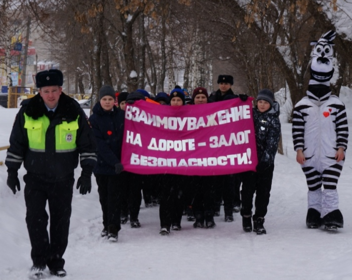 В Кирове сотрудники ГИБДД проводят акцию «Шагающий автобус»
