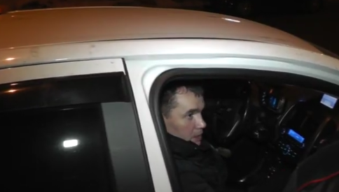 В Кирове пьяного чиновника полицейские вызволяли из такси