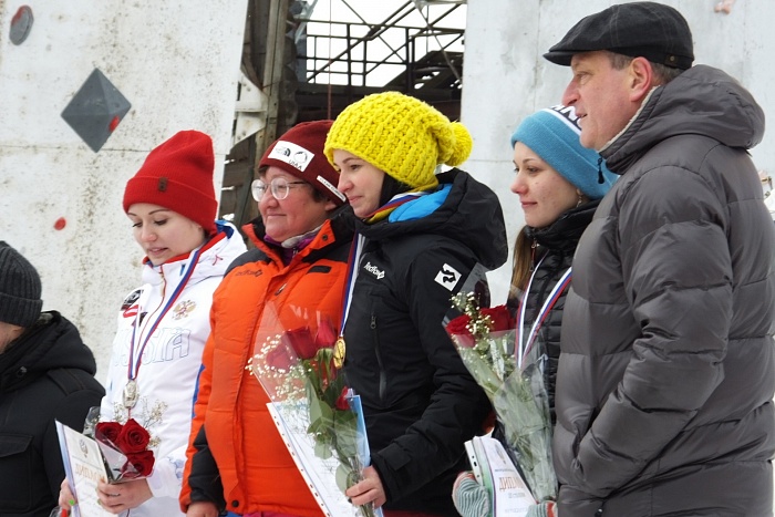 Игорь Васильев наградил чемпионов России по ледолазанию