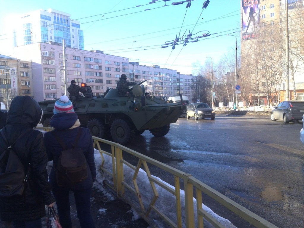 Кировчан удивил БТР на улицах города