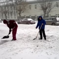В Кирове сотрудники скорой помощи сами чистили дорогу, чтобы проехать