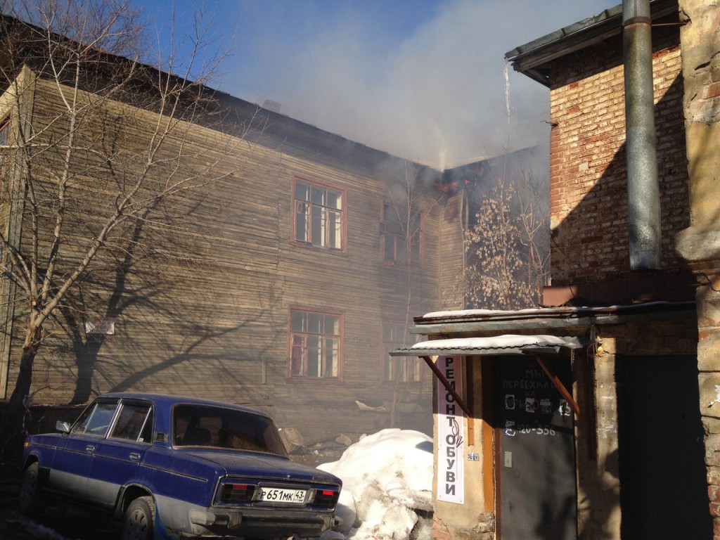 У филармонии в Кирове горит двухэтажный дом