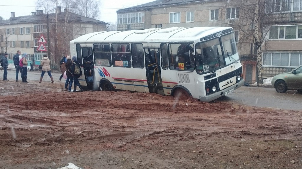В Кирове автобус застрял в грязи