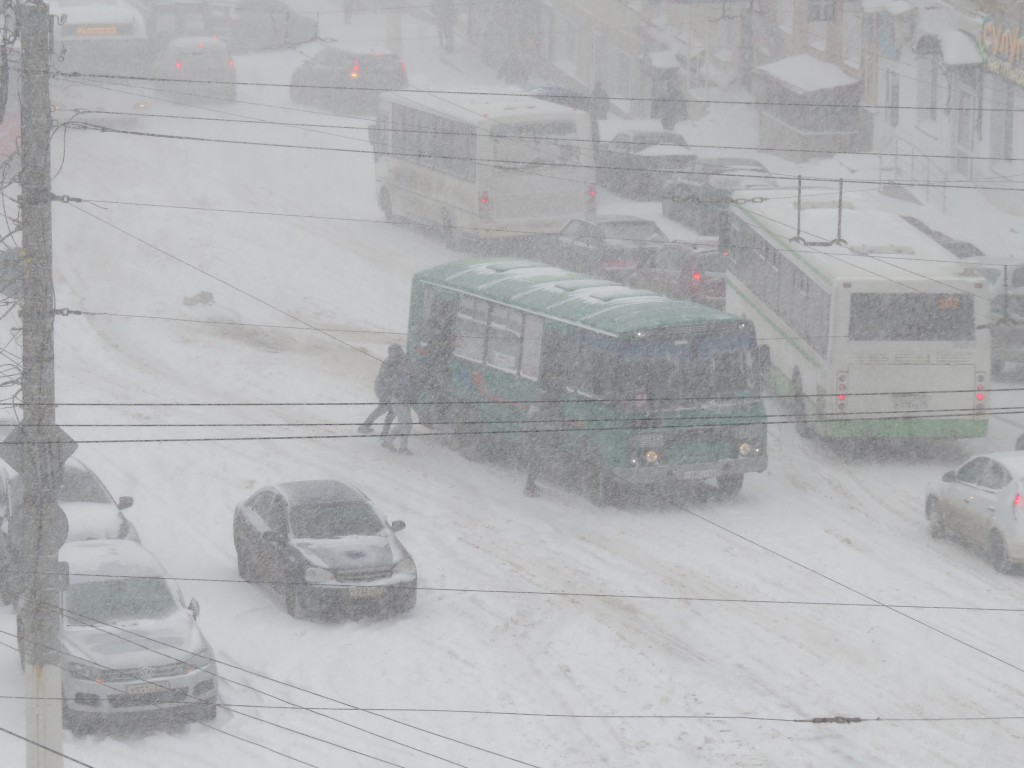 В Кирове пассажирам пришлось самостоятельно толкать в гору забуксовавший автобус
