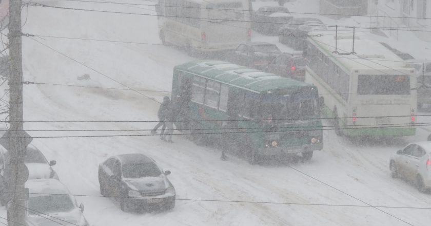 В Кирове пассажирам пришлось самостоятельно толкать в гору забуксовавший автобус